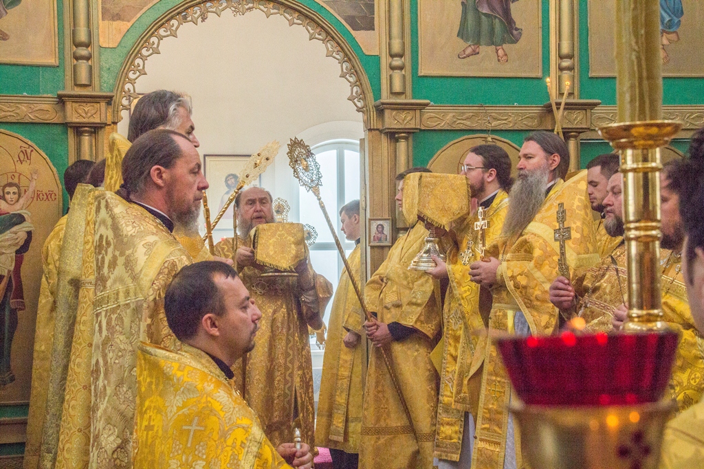 Митрополит Александр совершил Божественную Литургию в храме святителя и чудотворца Николая г. Талгар